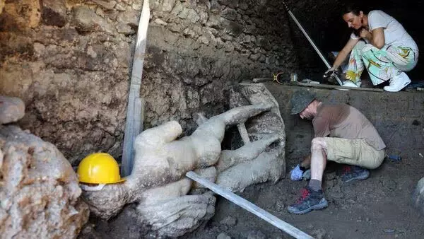 Roman sewer में खुदाई के दौरान ग्रीक देवता की मिली प्राचीन मूर्ति