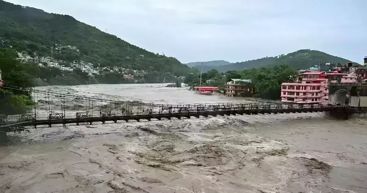 Rishikesh: पहाड़ी इलाकों में भारी बारिश के कारण चेतावनी रेखा पर बह रही गंगा