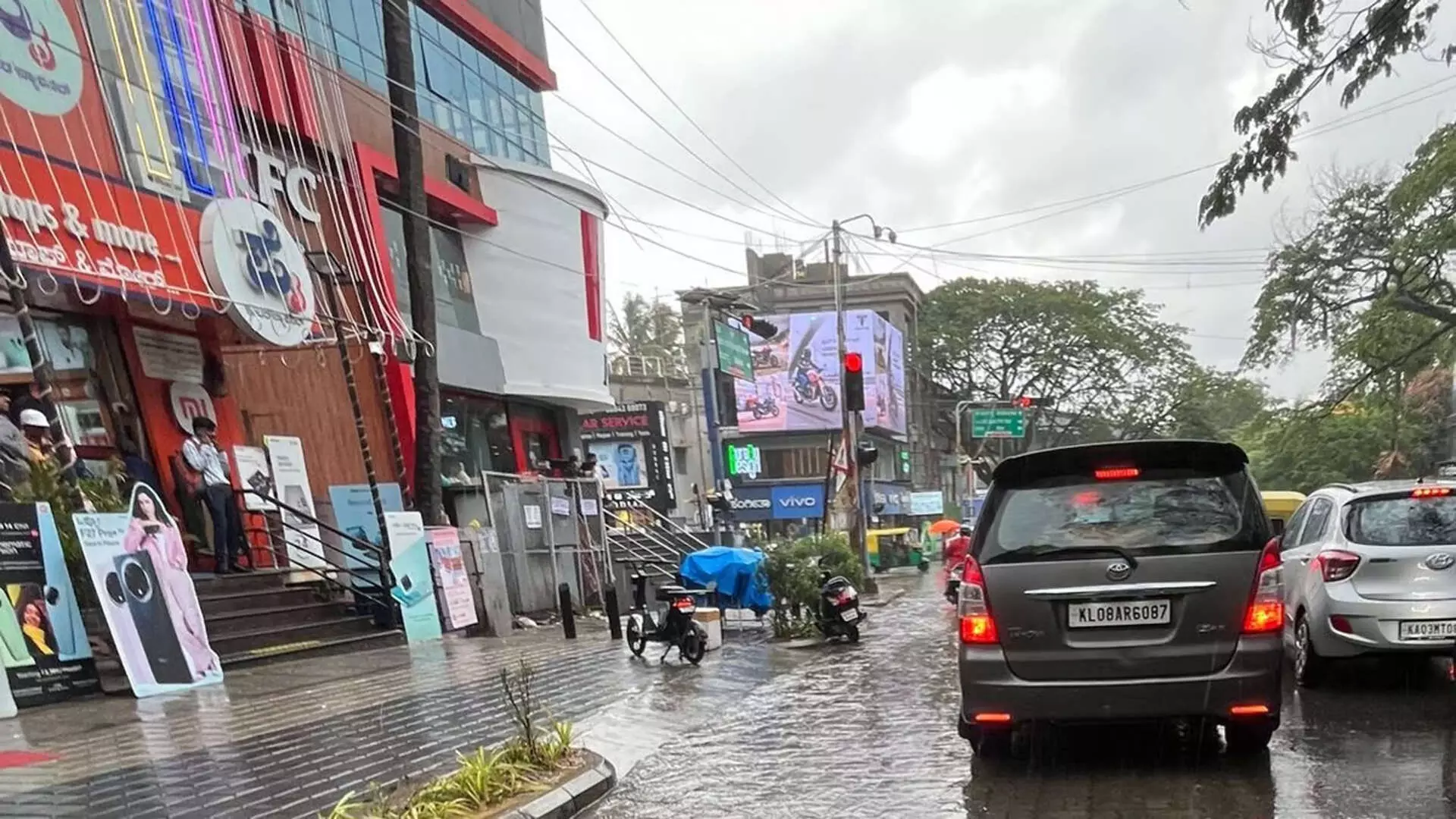 Bengaluru weather: गार्डन सिटी में आज भारी बारिश की संभावना