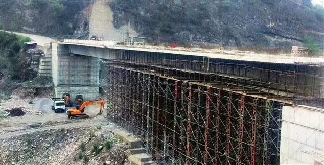 Palampur: पुल का निर्माण पूरा होने का इंतजार