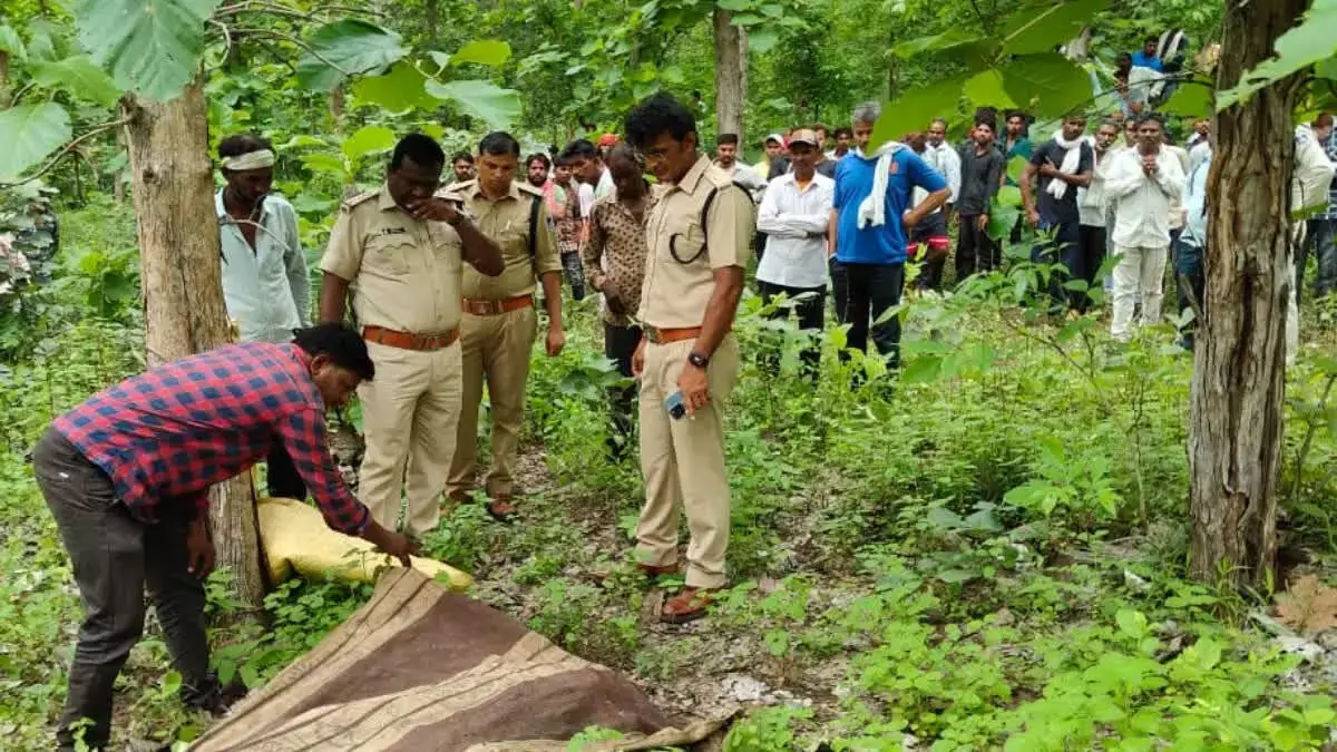 Indore: झाड़ियों में पत्तियों से ढका मिला शव, हत्या की आशंका