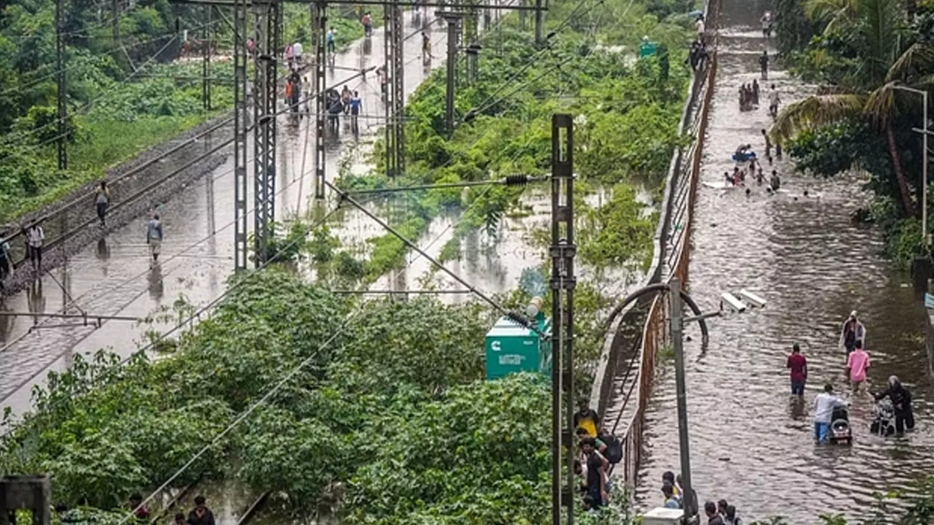 MUMBAI:  मुंबई में भारी बारिश के बीच 50 से ज्यादा उड़ानें रद्द