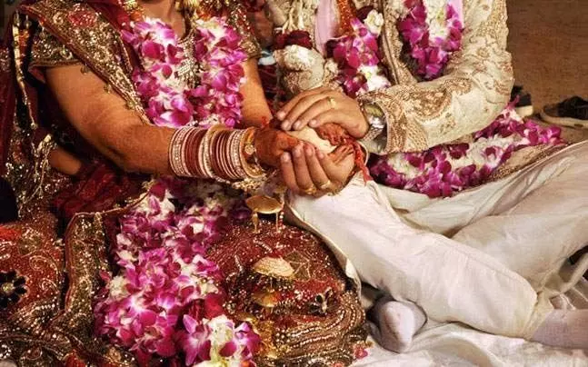 OMG! बहू हुई रफूचक्कर, ससुर के साथ रचाई शादी, पति सदमे में