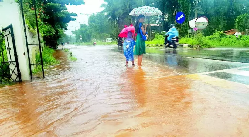 Goa: बाढ़ के पानी में अर्लेम जंक्शन के गायब होने से यात्री और स्थानीय लोग परेशान
