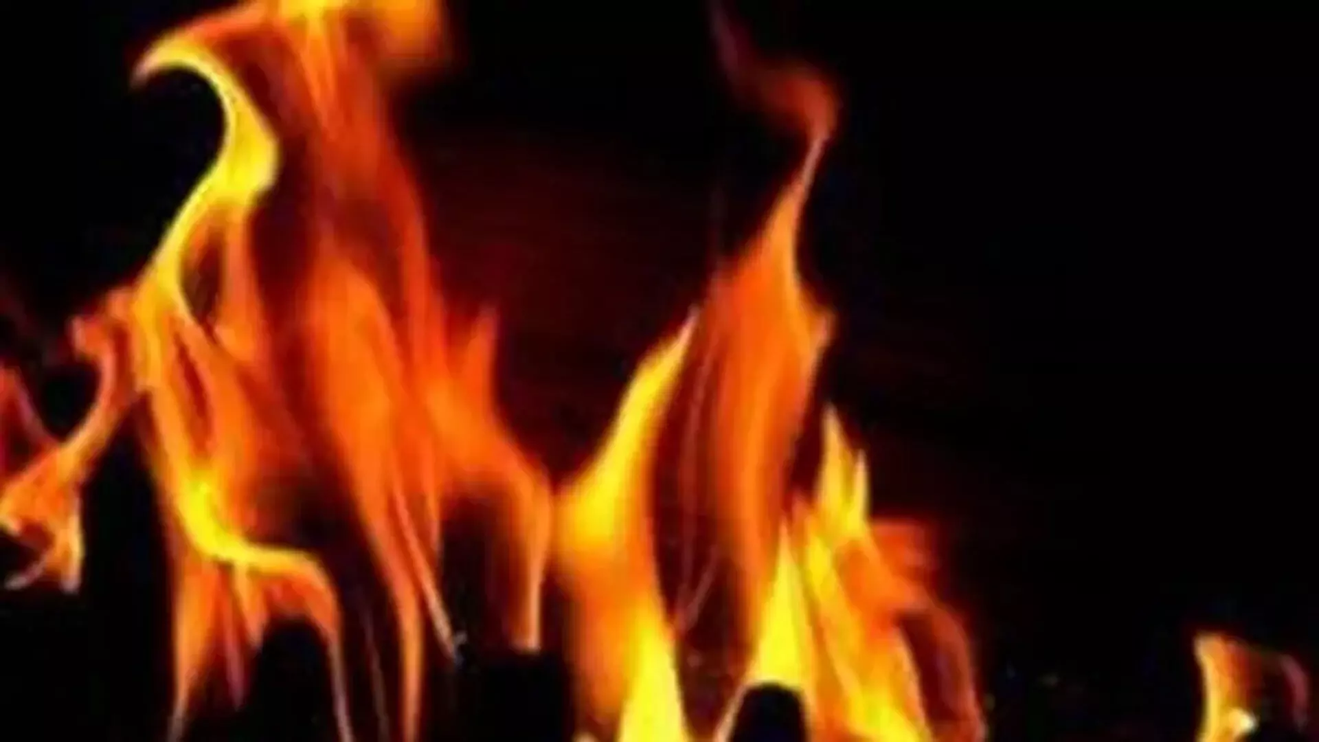 Gujarat: घर में आग लगने से 21 वर्षीय व्यक्ति की जलकर मौत