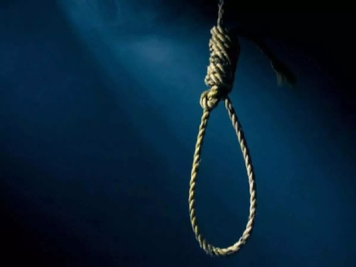 Uttar Pradesh: युवती ने फांसी लगाकर की आत्महत्या
