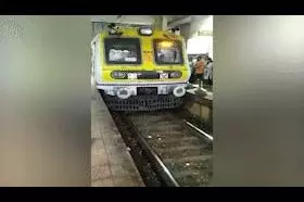 Local Train ने बचाई महिला की जान