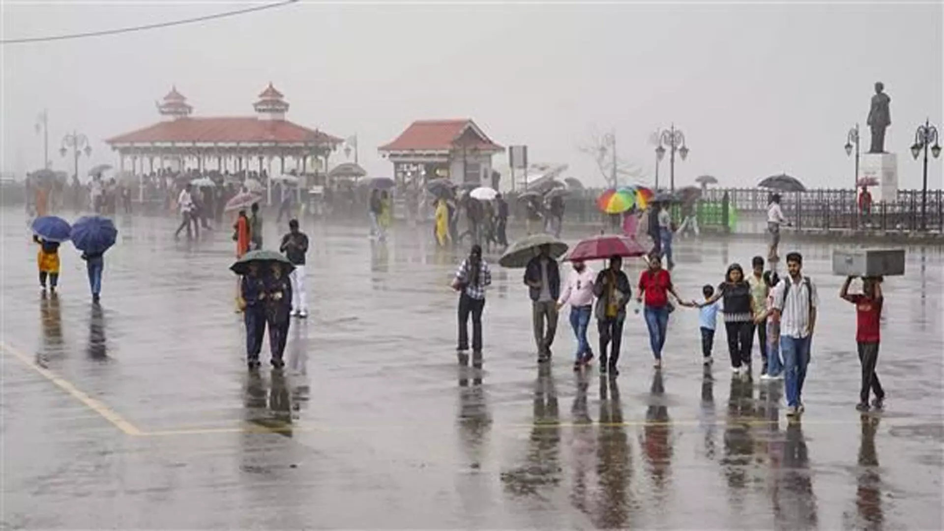 Himachal: बारिश के कारण भूस्खलन, राष्ट्रीय राजमार्ग समेत 70 सड़कें बंद
