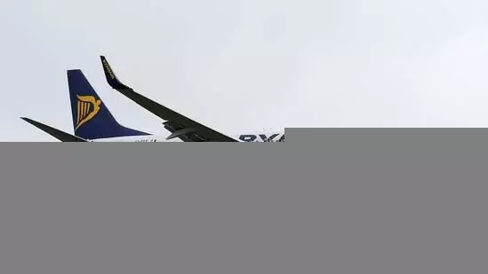 ‘सामूहिक झड़प’ के बाद रयानएयर विमान की Emergency Landing