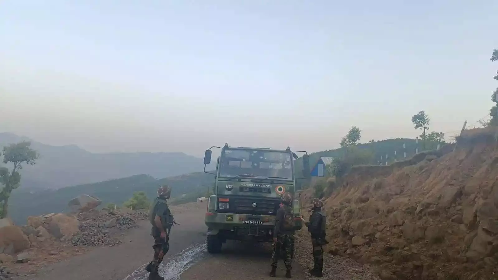 Jammu and Kashmir: भारतीय सेना के काफिले पर हमला, जवाबी कार्रवाई