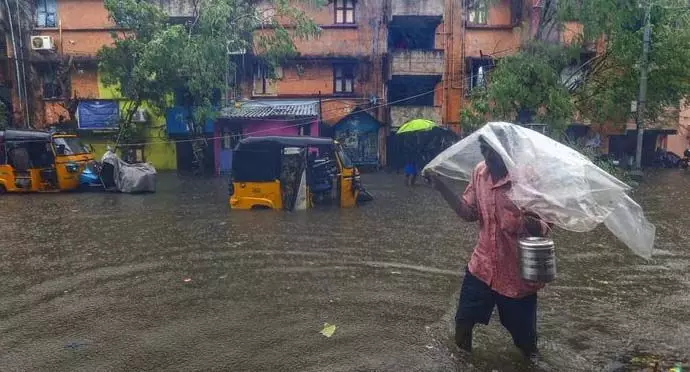 Mumbai: भारी बारिश ने बनाई रिकॉर्ड, सड़कों पर पानी भरा