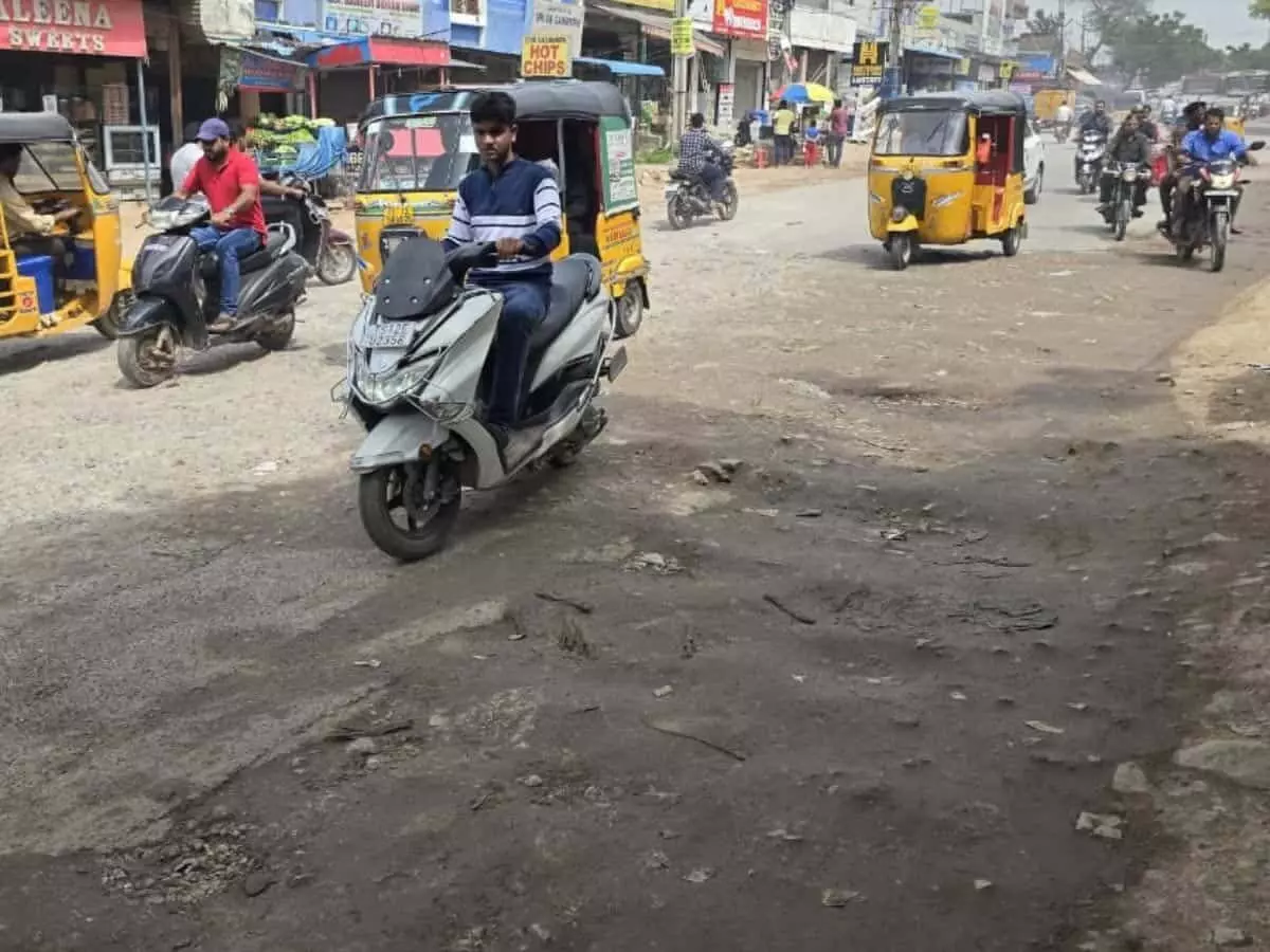 Hyderabad: पहाड़ीशरीफ से हैदराबाद-श्रीशैलम राजमार्ग गड्ढों से भरा पड़ा