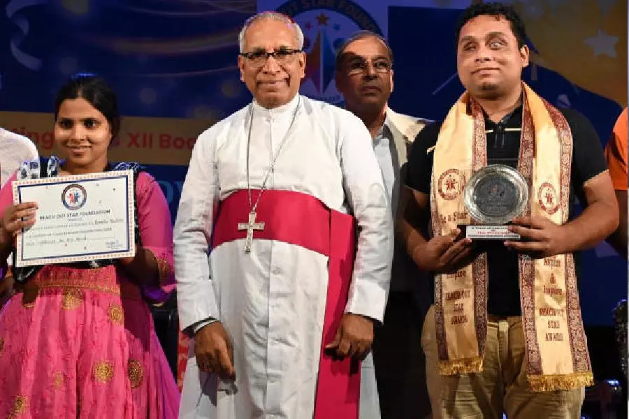 Calcutta: बाधाओं को पार कर सफलता प्राप्त करने वालों को रीच आउट स्टार फाउंडेशन द्वारा सम्मानित किया