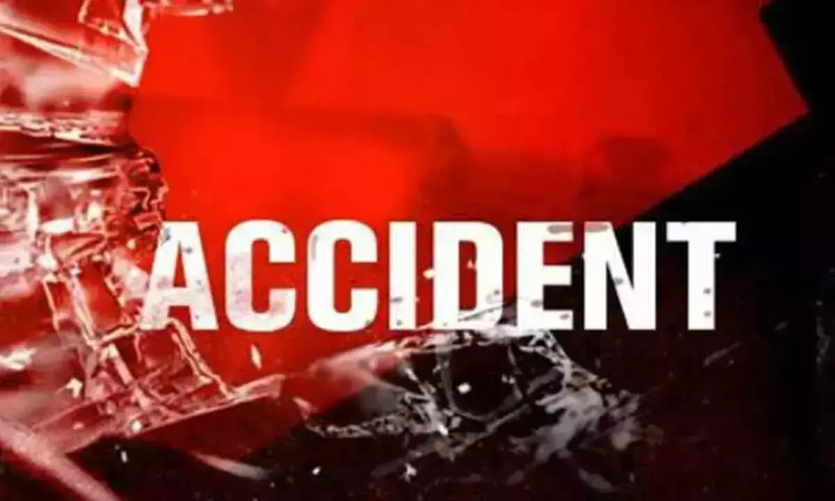 Andhra Pradesh: एलुरू जिले में एक कार के खड़ी लॉरी से टकराने से तीन लोगों की मौत