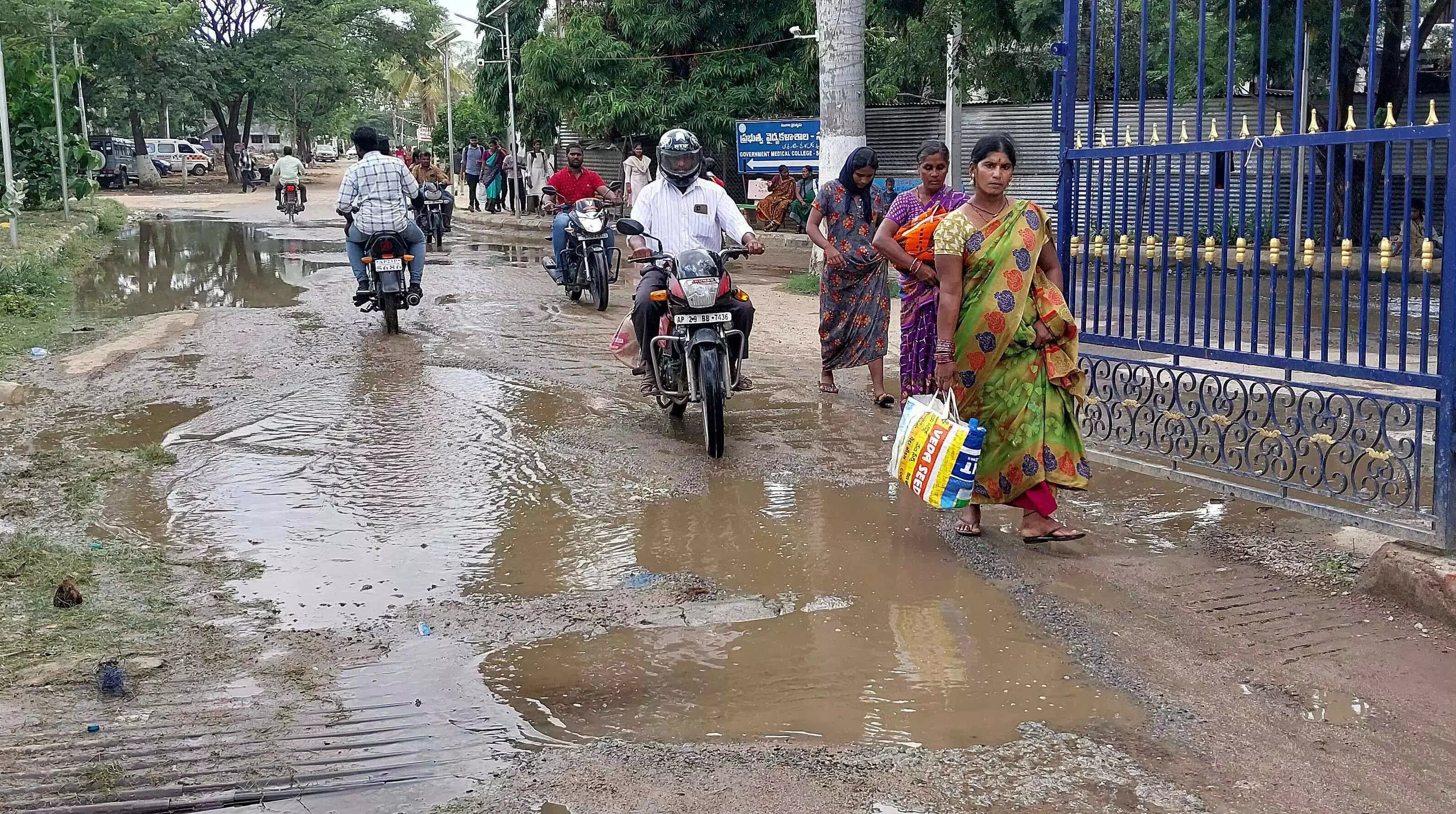 Telangana: ओवरफ्लो हो रहे नाले के कारण संगारेड्डी सरकारी अस्पताल तक पहुंच बाधित