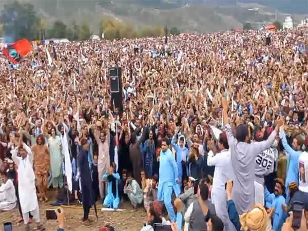 Khyber Pakhtunkhwa में सैन्य अभियान अजम-ए-इस्तेहकाम के खिलाफ लोगों ने रैली निकाली