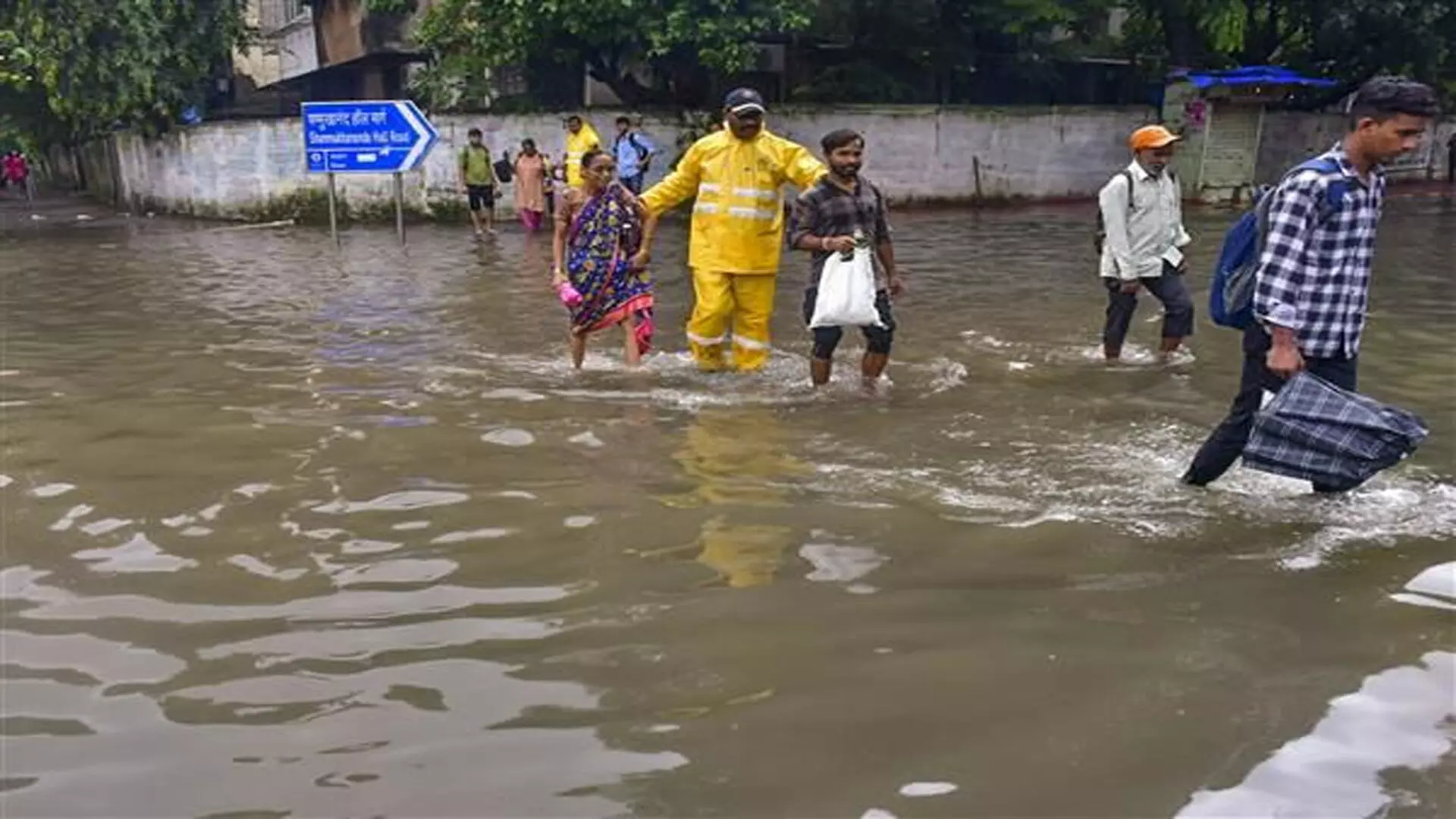 Mumbai: भारी बारिश से हालत बेहाल, CM ने की समीक्षा