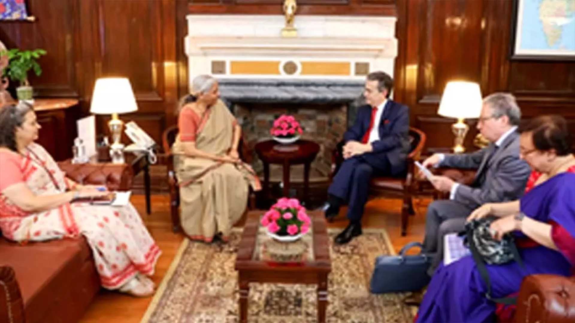 Delhi: वित्त मंत्री सीतारमण ने ब्रिटेन के राजदूत को मजबूत आर्थिक संबंधों का आश्वासन दिया