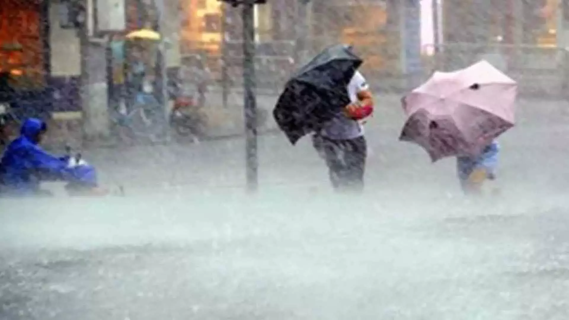China में भारी बारिश से एक्सप्रेसवे और उड़ानें प्रभावित