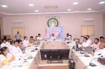 Collector ने बिजली विभाग के योजनाओं की धीमी प्रगति पर जताई नाराजगी