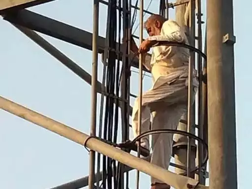Shocking News: 120 फुट ऊंचे मोबाइल टावर पर चढ़ा शख्स, लोगों को दी ये धमकी