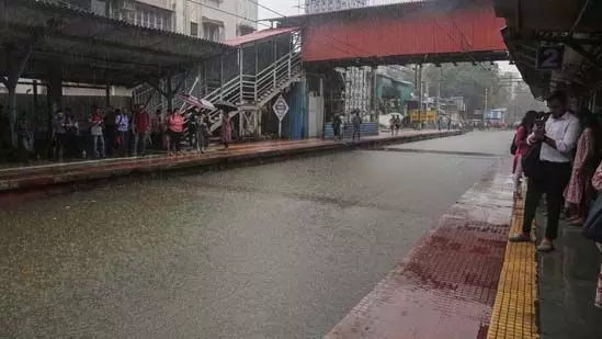 Maharashtra:मुंबई में भारी बारिश रेड अलर्ट आज स्कूल बंद रहेंगे
