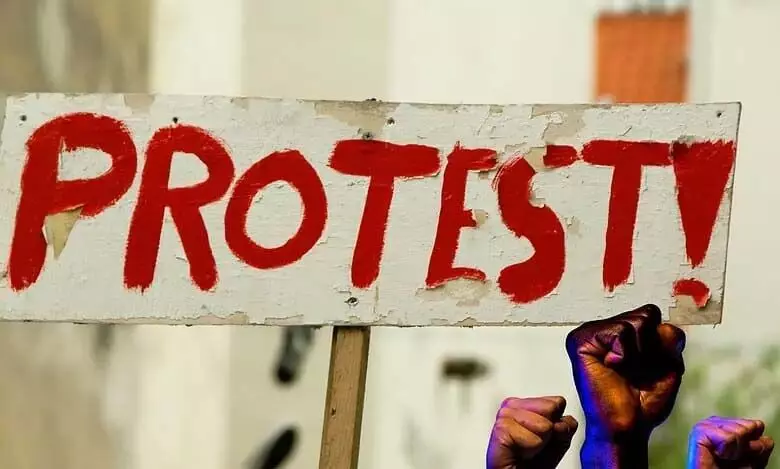 Telangana: बकाया भुगतान न करने पर विरोध में वाणिज्यिक चालकों का प्रदर्शन