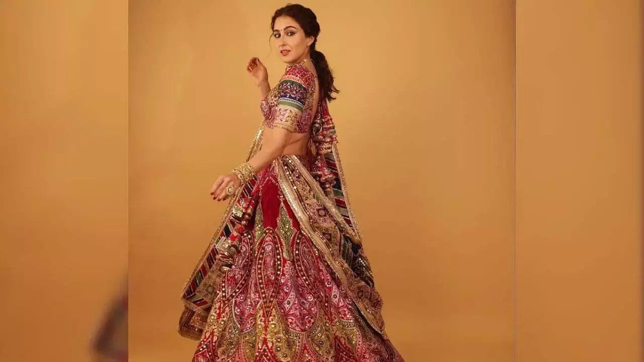 Sara ali khan lehenga look: अनंत राधिका के हल्दी सेरेमनी में सारा अली खान का गुजरती लुक