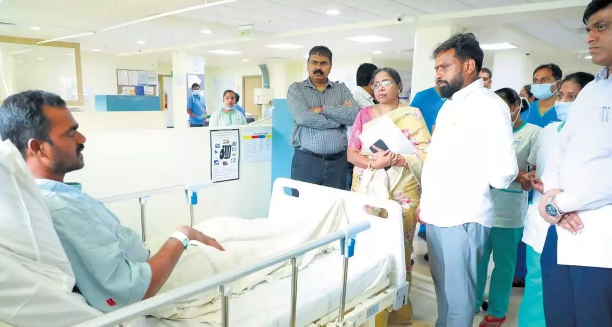 Andhra : श्रम मंत्री वासमसेट्टी सुभाष ने विजयवाड़ा में सीमेंट इकाई विस्फोट के पीड़ितों से मुलाकात की