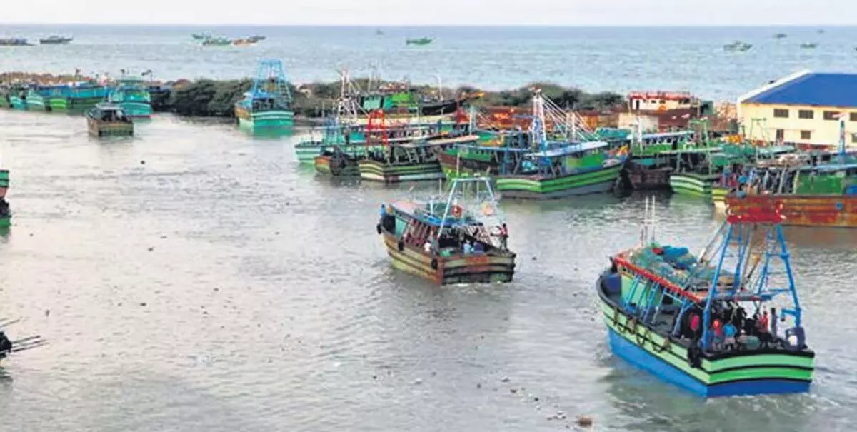 Muthalapozhi तट पर नाव पलटने से 21 मछुआरे बचाए गए