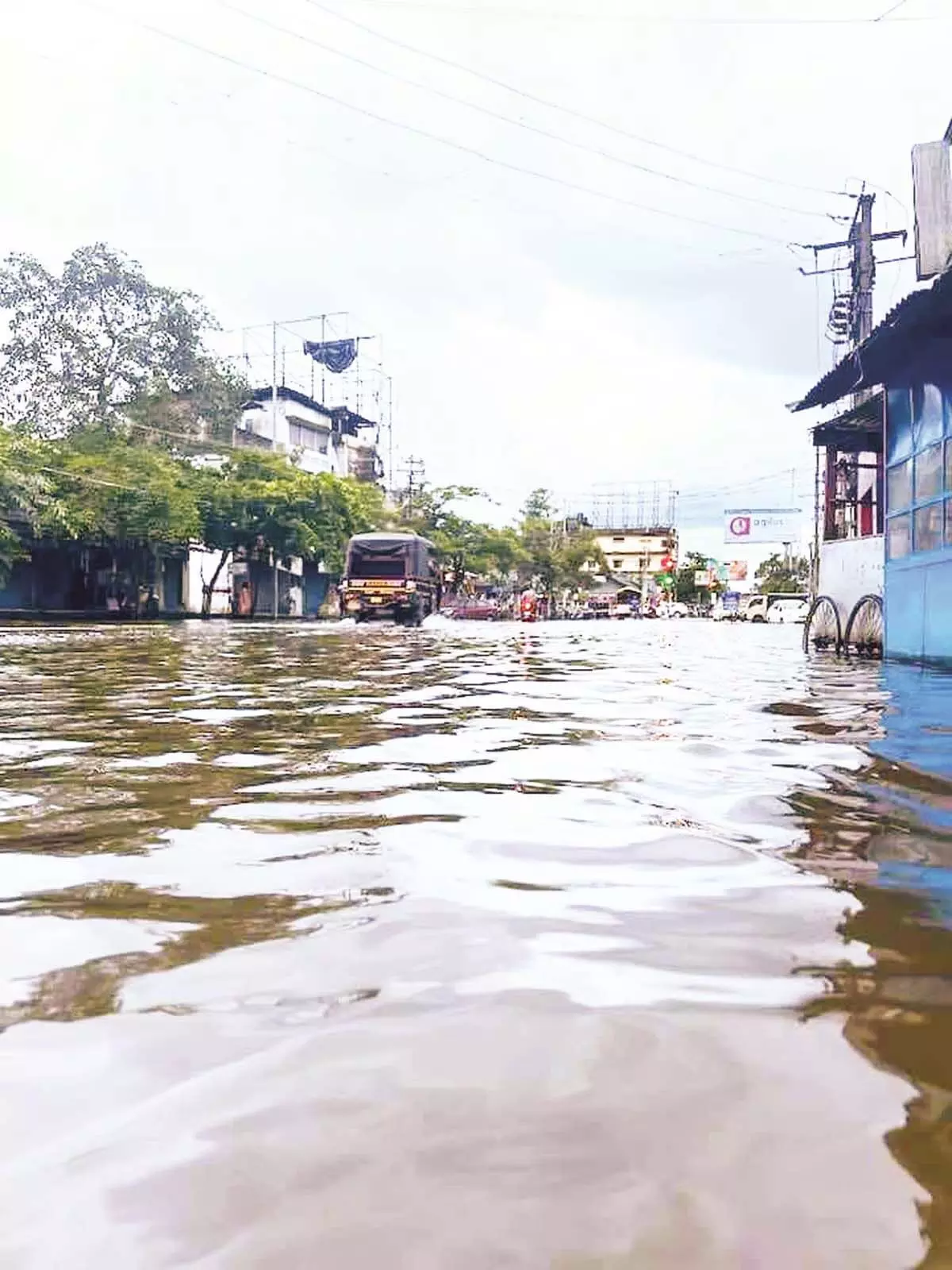 Assam : पिछले 9 दिनों से लगातार हो रही बारिश के कारण डिब्रूगढ़ में सड़कों की स्थिति दयनीय हो गई