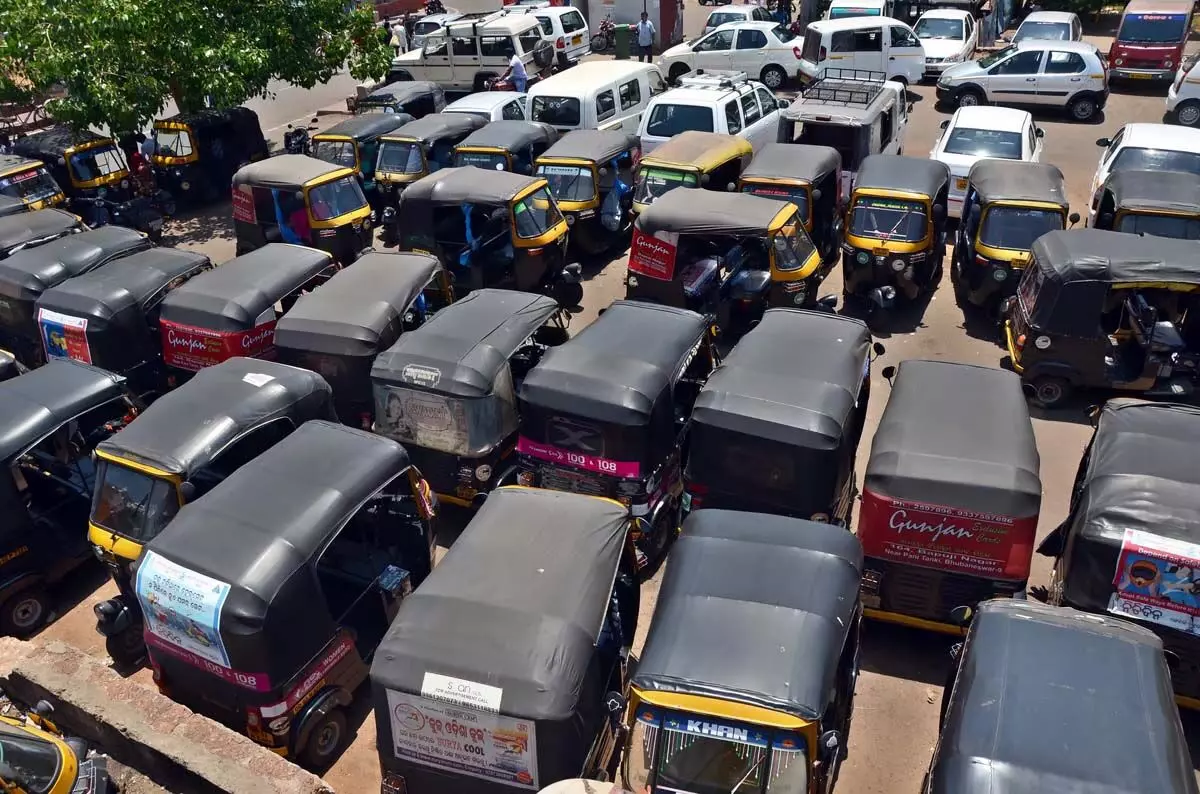 Karnataka : ऑटोरिक्शा चालक संघ ने कर्नाटक सरकार के एक लाख ऑटो परमिट देने के फैसले का विरोध किया