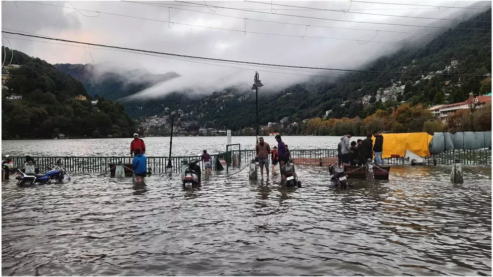 Nainital: मूसलाधार बारिश से नैनीताल में जनजीवन अस्त-व्यस्त हुआ