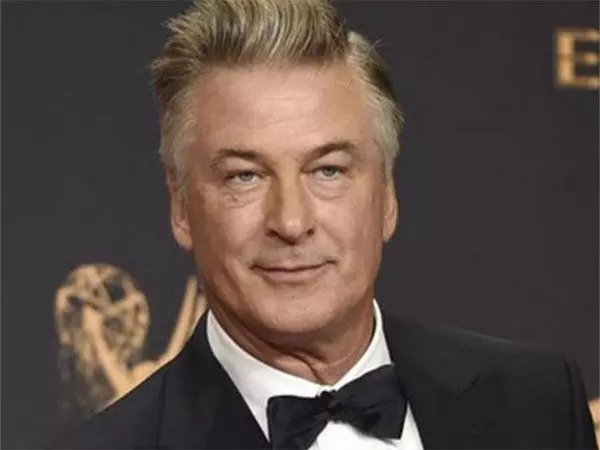 रस्ट के मुकदमे की शुरुआत में Alec Baldwin ने कानूनी जीत हासिल की