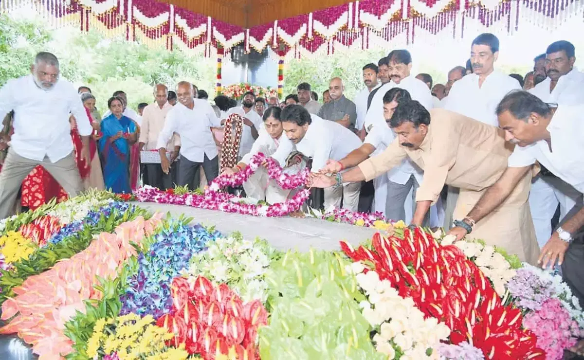 जगन ने YSR को श्रद्धांजलि दी, पूर्व सीएम के पदचिन्हों पर चलने का संकल्प लिया