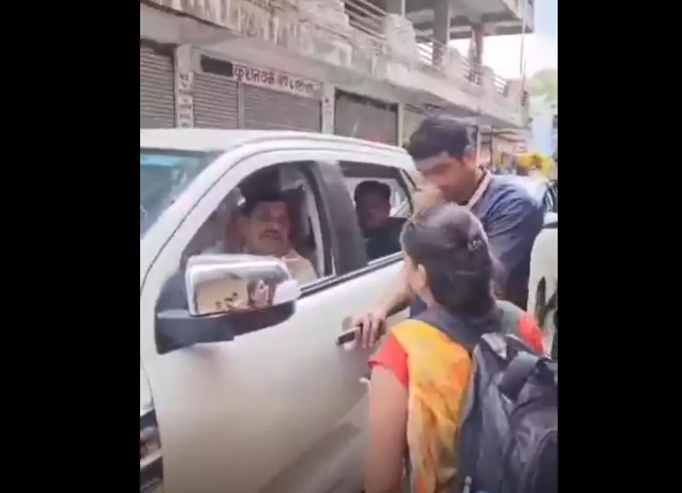 जब पीड़ित महिला के लिए मुख्यमंत्री का काफिला रुका, VIDEO