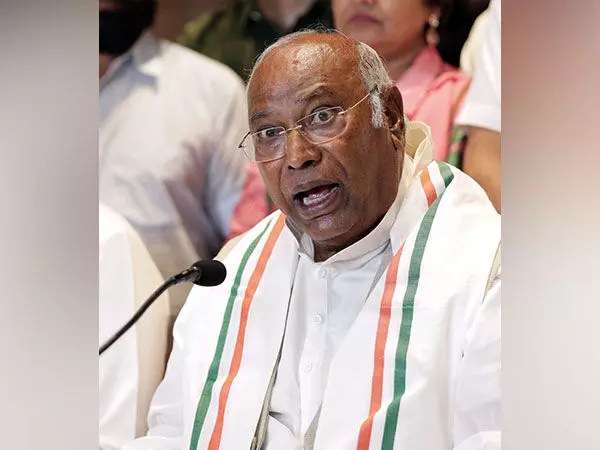 Mallikarjun Kharge ने बेरोजगारी पर केंद्र पर निशाना साधा