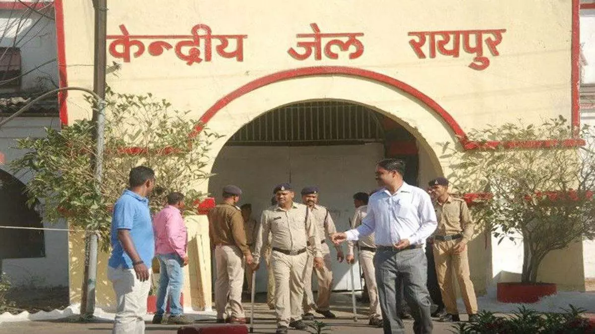 Raipur सेंट्रल जेल के 3 अफसरों को नोटिस