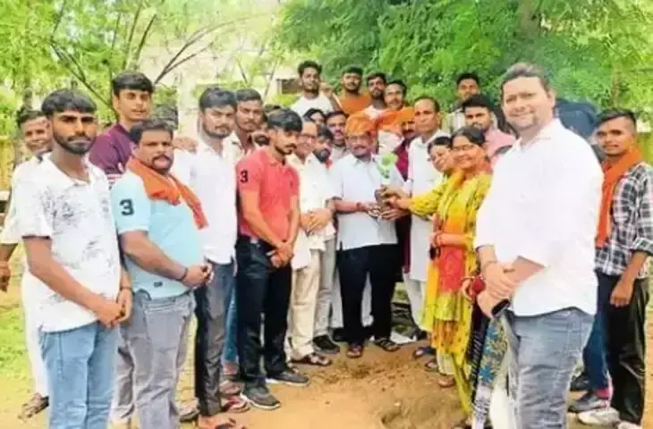 Alwar: BJP युवा मोर्चा ने वार्ड 57 के रणजीत नगर पार्क में रोपे पौधे