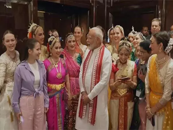 PM Modi: रूसी सांस्कृतिक कलाकारों से पीएम मोदी ने की मुलाकात, पूछे ये सवाल