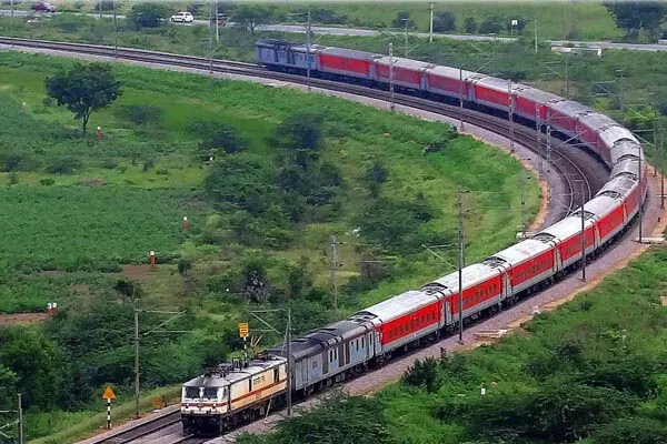 Eastern Railway: फुट से लेकर क्रॉकरी तक पायलटों के लिए विश्राम सुविधा