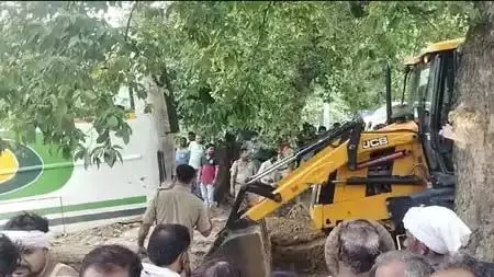 Accident: सड़क किनारे बनी झोपड़ी में घुसी बस, 4 लोगो की मौत 6 घायल