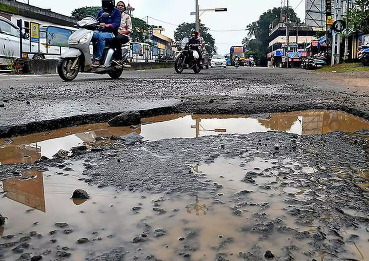 Haridwar: उद्योगपतियों से लाखों रुपये मेंटेनेंस चार्ज लेने के बाद भी सड़क की हालत खराब