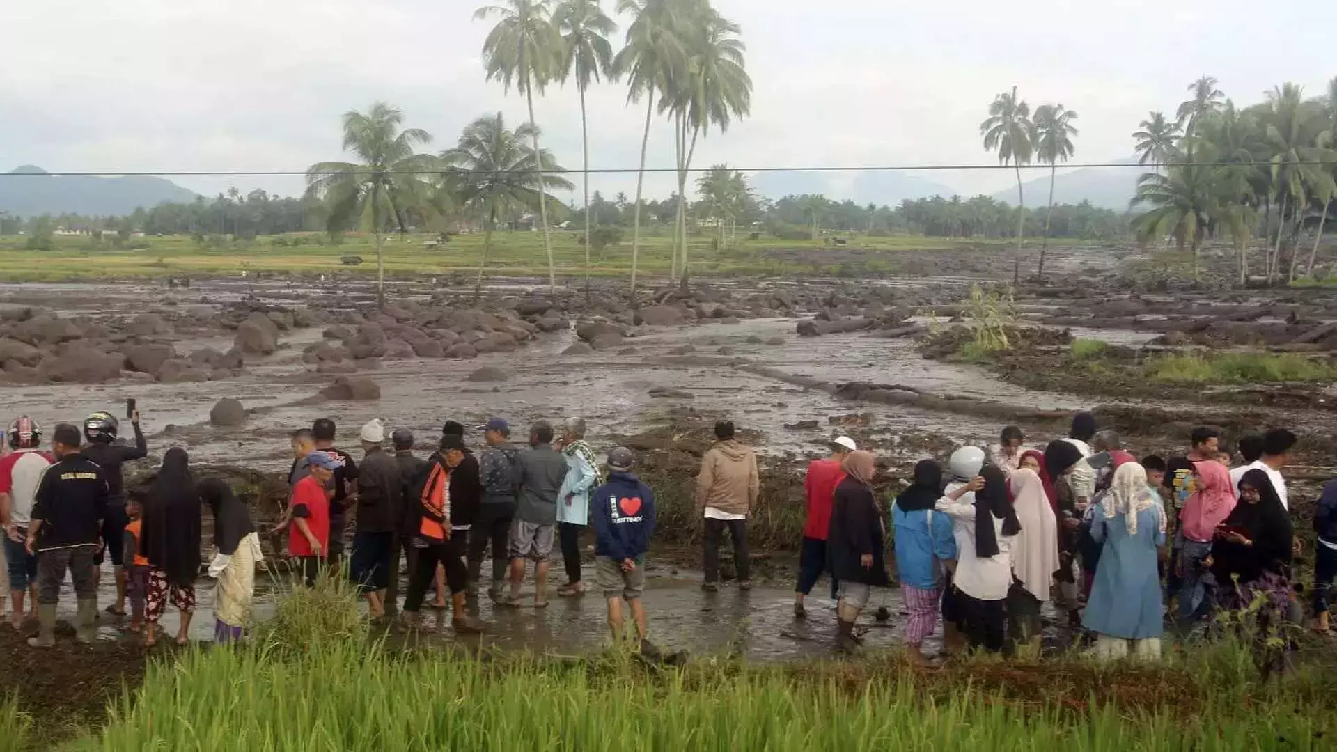 Indonesia: भूस्खलन में दबे दर्जनों लोगों की तलाश जारी