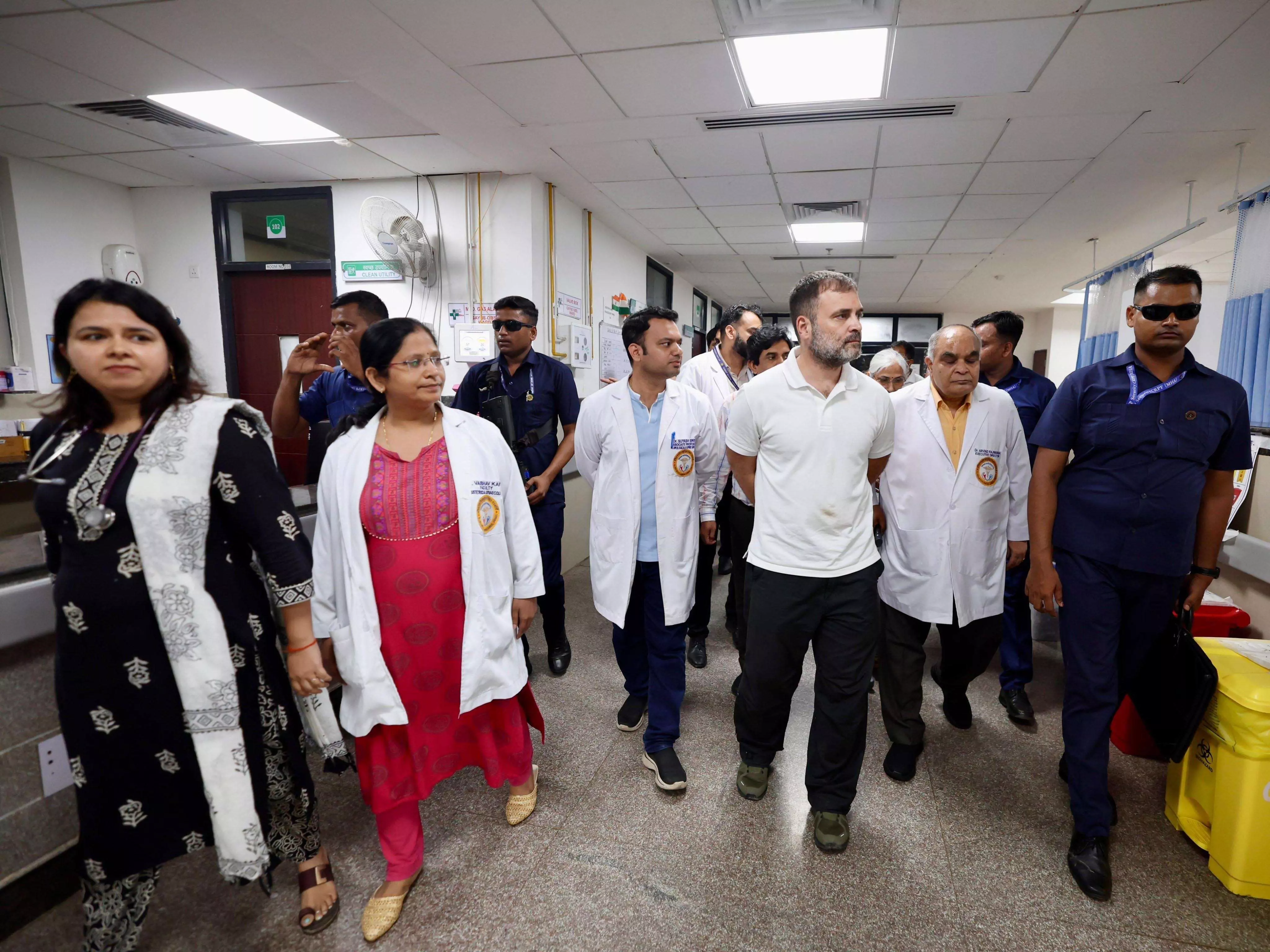 Rahul Gandhi: रायबरेली एम्स में मेडिकल छात्रों से मिले राहुल गांधी, मरीजों का जाना हाल