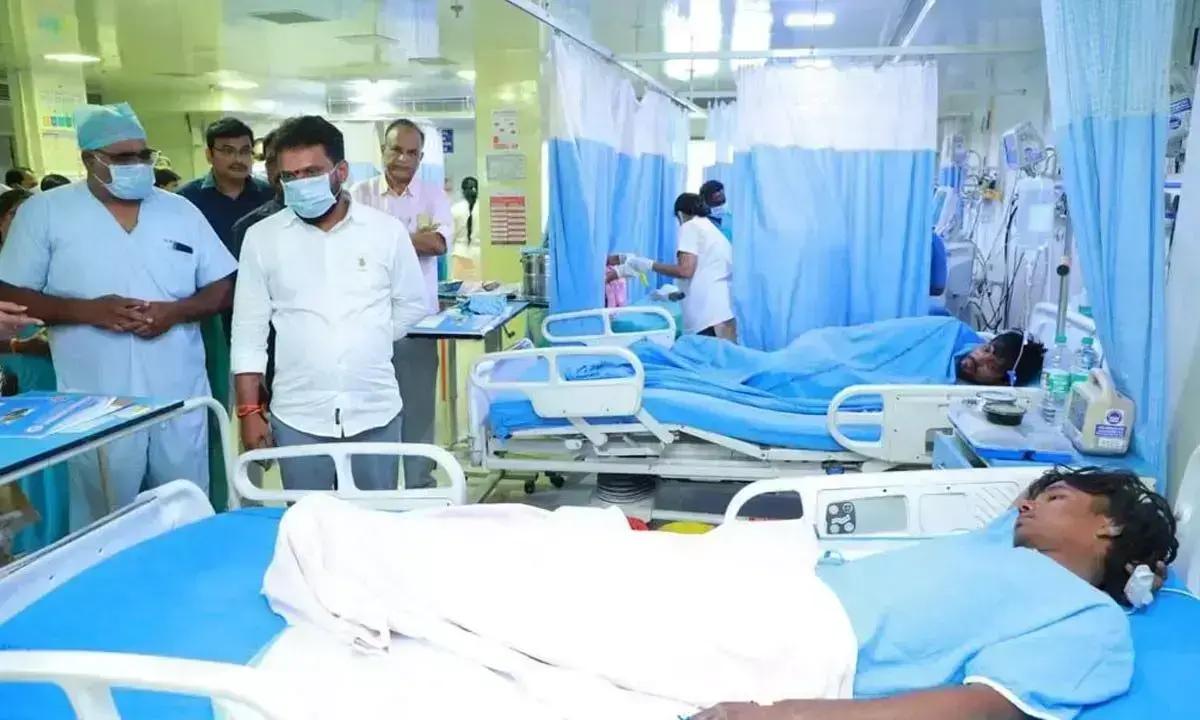 Minister वासमसेट्टी ने घायल श्रमिकों को सांत्वना दी