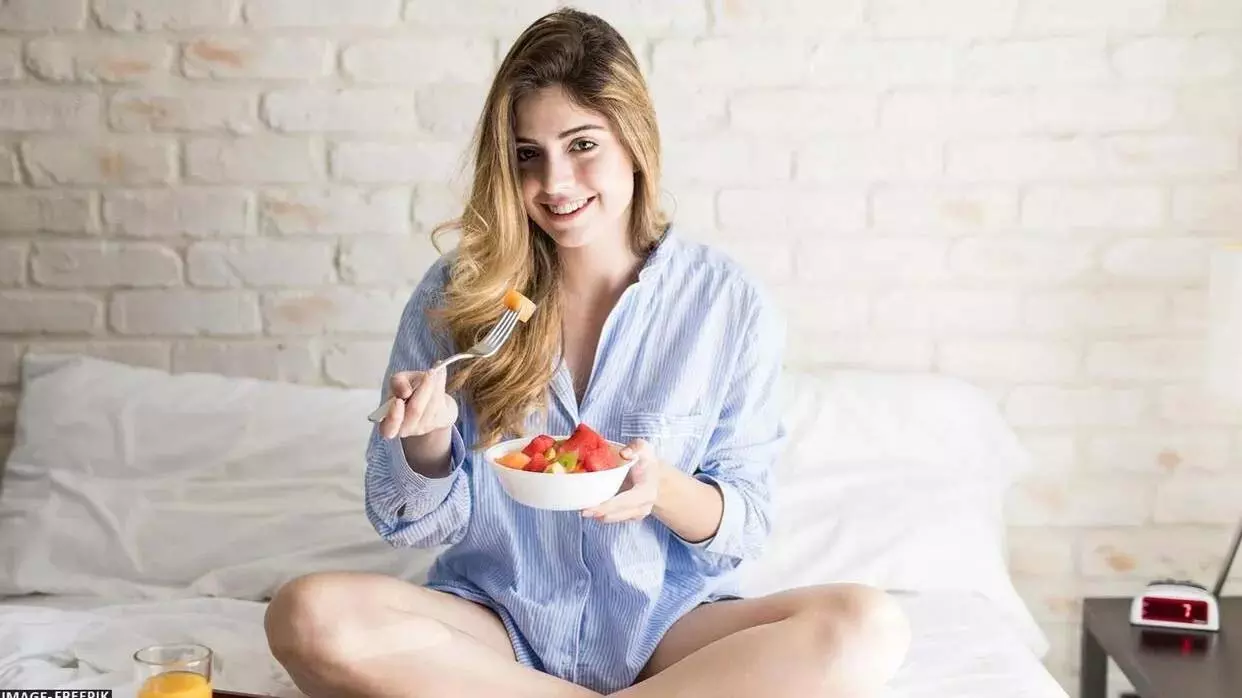 Vastu Tips: बिस्तर पर खाना खाने से पहले जान लें ये बाते