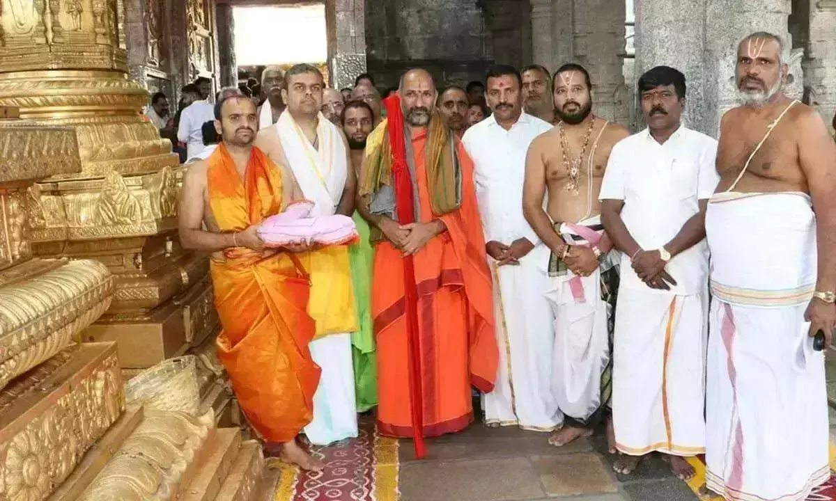 Sri Subrahmanya Matha के महंत ने भगवान बालाजी की पूजा की