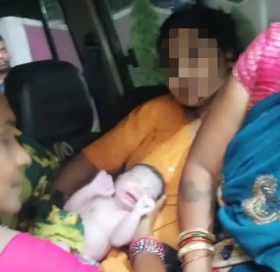 Dial 112 वाहन में महिला ने दिया बच्चे को जन्म