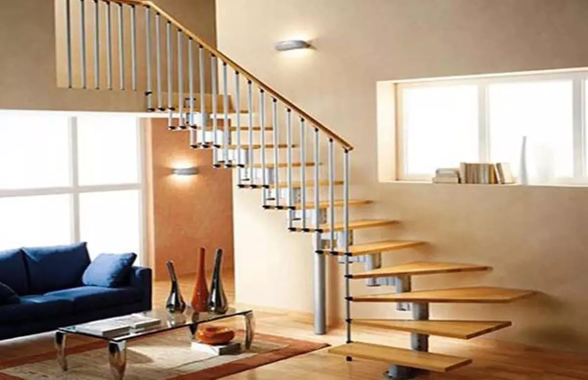 Vastu Tips: घर में सीढ़ियां बनाने से पहले रखे इन बातो का